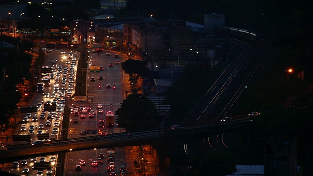 WS城市观街道和交通车辆城市晚上/贝洛奥里藏特，米纳斯吉拉斯州，巴西视频素材