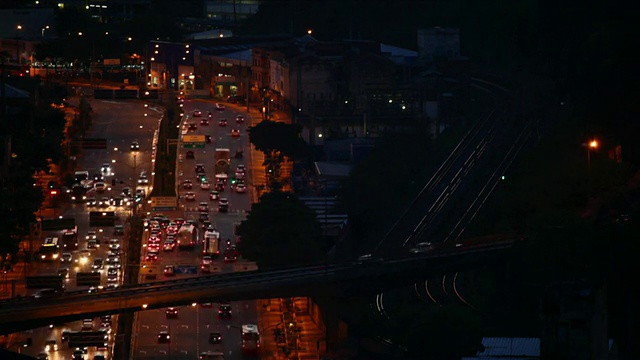 WS T/L城市的街道和交通车辆在晚上的城市/贝洛奥里藏特，米纳斯吉拉斯州，巴西视频素材