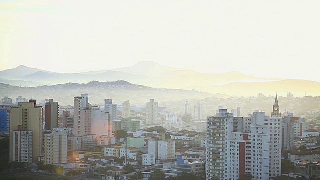 城市日落和山/贝洛奥里藏特，米纳斯吉拉斯州，巴西视频素材