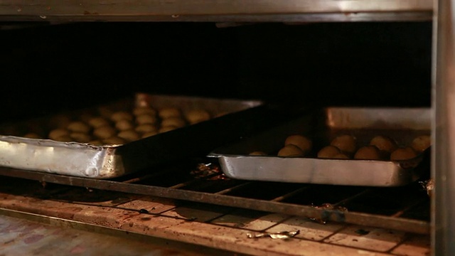 巴西米纳斯吉拉斯州贝洛奥里藏特烘焙芝士面包视频素材