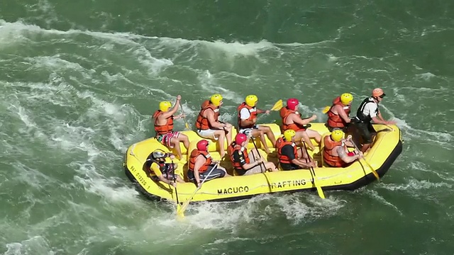 在巴西巴拉那的伊瓜苏卡塔塔斯/伊瓜苏岛乘橡皮艇漂流视频素材