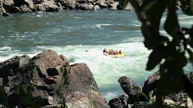 在巴西巴拉那的伊瓜苏瀑布/伊瓜苏瀑布漂流视频素材