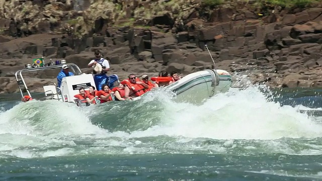 在巴西巴拉那的伊瓜苏瀑布和伊瓜苏瀑布漂流视频素材