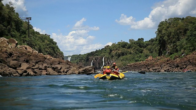 在巴西巴拉那的伊瓜苏瀑布/伊瓜苏瀑布漂流视频素材
