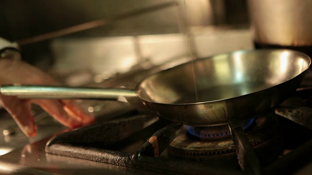 MS PAN厨师/厨师准备一道典型的巴西食物龙虾，将橄榄油放在平底锅里/圣保罗，巴西视频素材