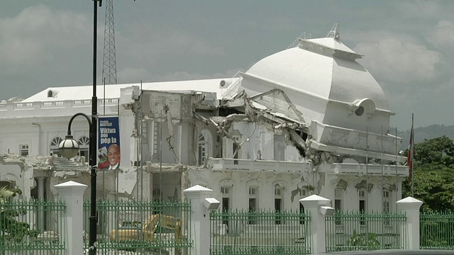 海地太子港国家宫殿屋顶坍塌的细节图片视频素材
