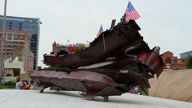 在美国马里兰州巴尔的摩市的世贸中心，为911事件中巴尔的摩市死亡的人们拍摄的巴尔的摩市纪念内港钢梁视频下载