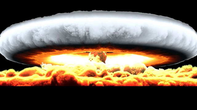 非常大的核爆炸显示烟，火与镜头耀斑可按键背景/加拿大魁北克蒙特利尔视频素材