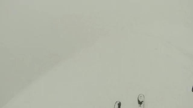 一名男子在白雪覆盖的山上滑雪。- 1920 x1080视频素材