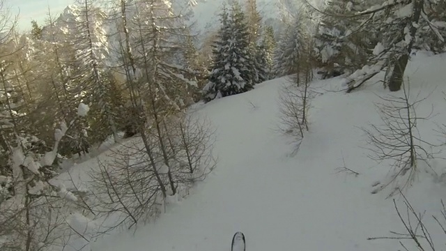 在雪山上越野滑雪。- 1920 x1080视频素材