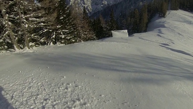 一个人从山上滑雪下来。- 1920 x1080视频素材