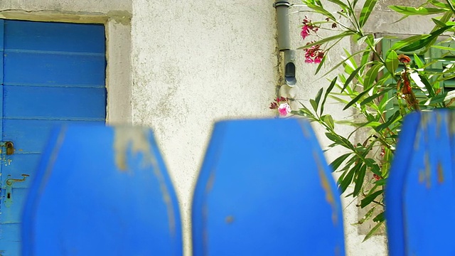 蓝色外墙的地中海房屋视频素材