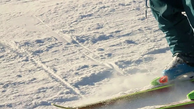 一个男人在冬天从白雪覆盖的山上滑雪。慢动作——以240帧/秒的速度拍摄视频素材