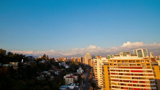安第斯山脉和智利圣地亚哥日落的时间流逝视频素材