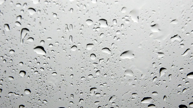 雨点落在汽车挡风玻璃上视频下载