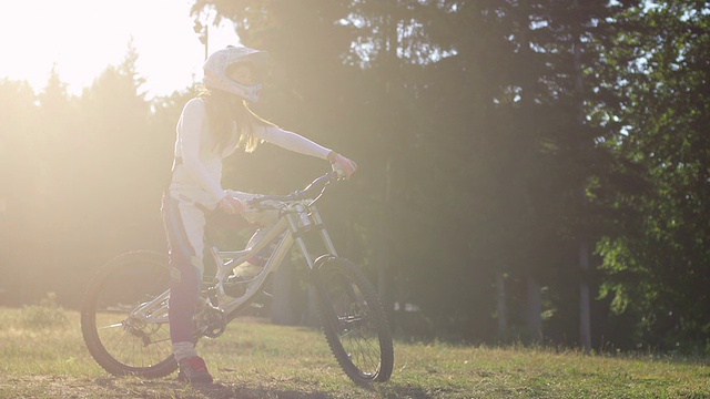 一个骑山地自行车的女孩的肖像视频素材