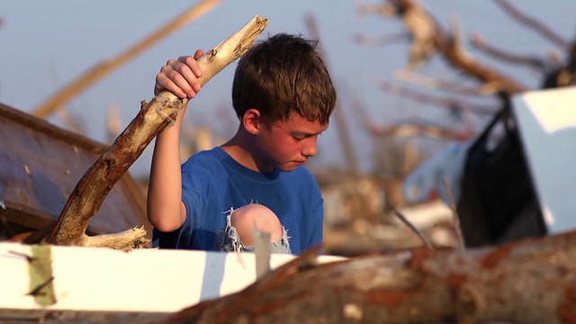 一个男孩独自经历自然灾害视频素材