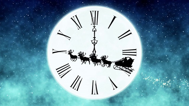 圣诞老人带着时钟在月亮前飞翔视频素材