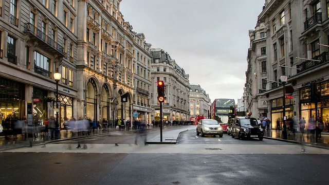 在潮湿的冬季高峰时段，英国大伦敦伦敦附近摄政街的交通和行人视频下载