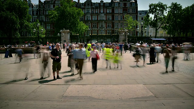 英国大伦敦的大罗素街(great russell street / London, Greater London, United Kingdom)，阳光明媚的夏日，从正门到大门的游客们被这张照片模糊了视频下载