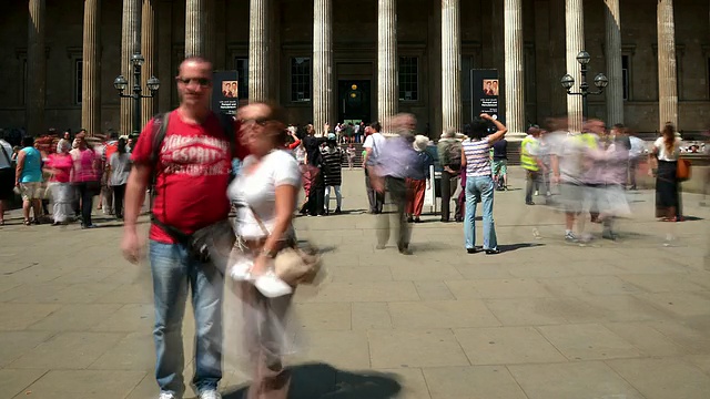 这是英国大伦敦市伦敦大英博物馆在阳光明媚的夏日里拍摄的照片，模糊了从great russell大街正门往正门的游客视频下载