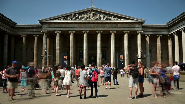 这是英国大伦敦市伦敦大英博物馆在阳光明媚的夏日里拍摄的照片，模糊了从great russell大街正门往正门的游客视频下载