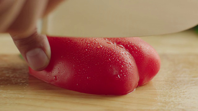 半有机红甜椒，用钢刀切成多片，美国加州洛杉矶视频素材