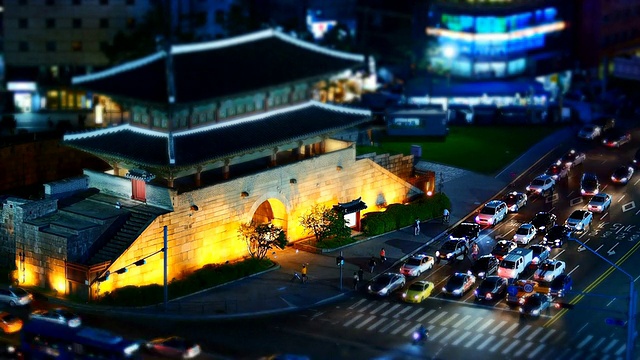 韩国首尔，东大门夜间交通的WS T/L视图视频素材
