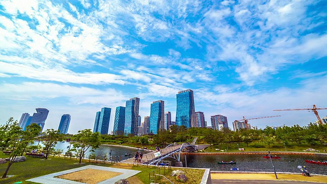 韩国仁川松岛中央公园和松岛商务区的WS侧视图视频素材