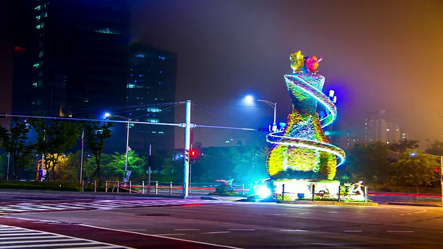 韩国仁川松岛商业区的WS T/L与霓虹灯标志和交通视频素材
