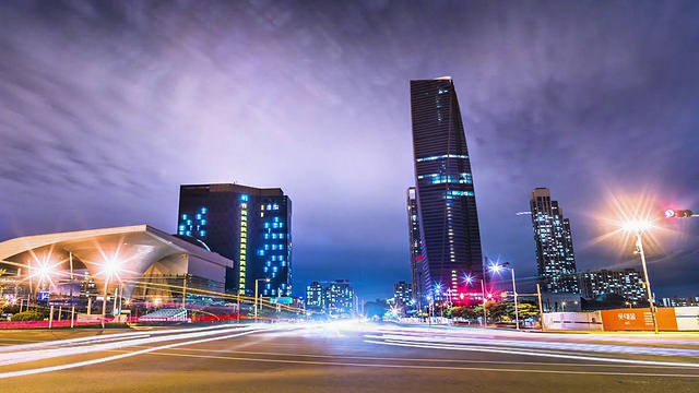 韩国仁川松岛城市道路和摩天大楼夜间交通的WS T/L视图视频素材