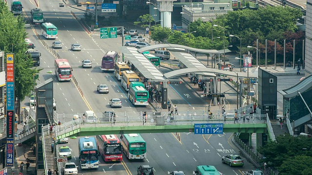 韩国京畿道水原站公交车站和人行天桥的WS T/L视图视频素材