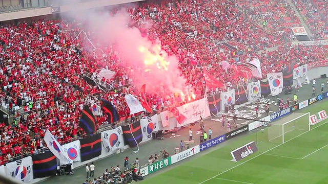 WS SLO MO PAN观看红魔(韩国啦啦队)在韩国首尔三根市的首尔世界杯体育场用火焰般的舌头欢呼视频下载