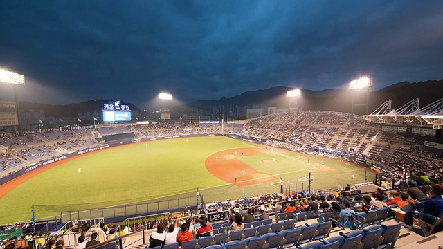 韩国庆尚南道昌原市Masan棒球场夜间的WS T/L景观视频下载