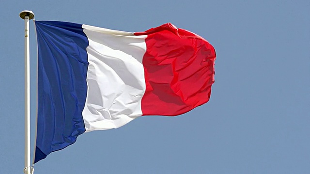 拍摄法国国旗在风中飘扬/卡昂，诺曼底，法国视频素材
