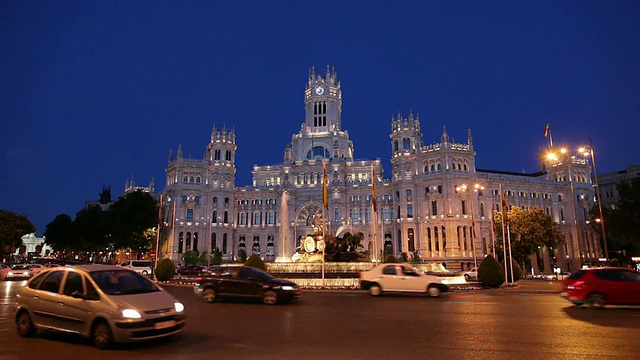 黄昏时分，西班牙马德里，交通宫殿前的交通视频素材