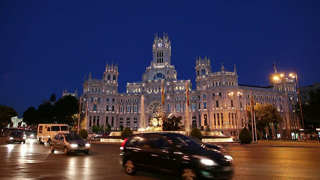 黄昏时分，西班牙马德里，交通宫殿前的交通视频素材