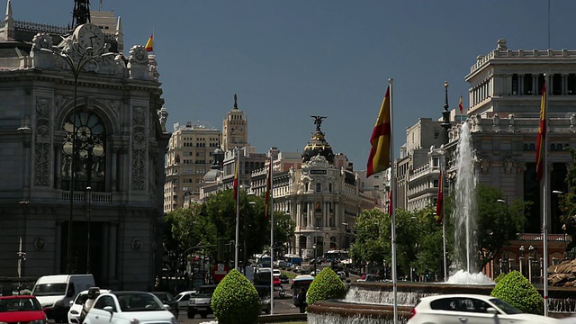 街道和喷泉上的交通/西班牙马德里视频素材