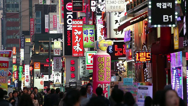韩国首尔，晚上拥挤的街道上五颜六色的霓虹灯视频素材
