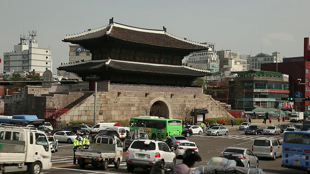 韩国首尔南大门前的交通状况视频下载