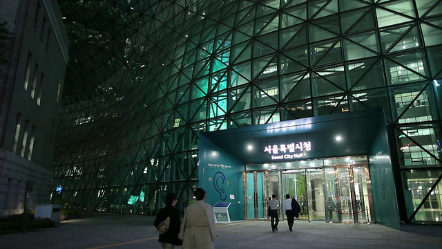 韩国首尔，人们晚上进入现代办公大楼视频素材
