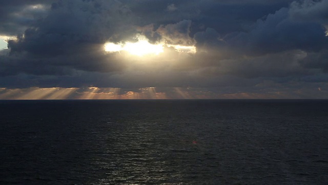 海岸上美丽的日落(时光流逝)视频素材