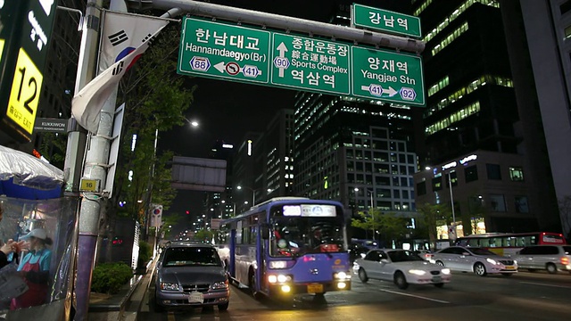 韩国首尔市中心街道晚上的交通状况视频素材