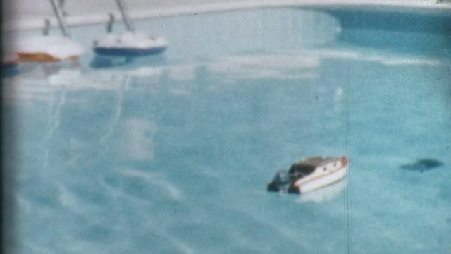 50年代游泳池里的玩具船视频素材