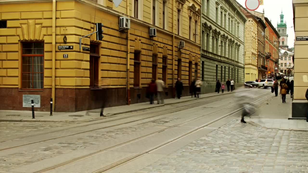老城区街道上的交通视频素材