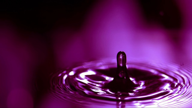 紫色水滴的冲击(超级慢动作)视频素材