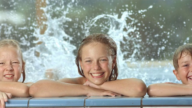 高清超级慢动作:儿童在游泳池的肖像视频素材