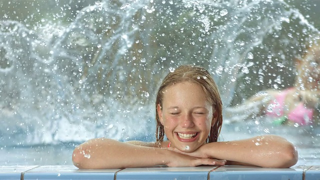 高清超级慢动作:游泳池里的孩子视频素材