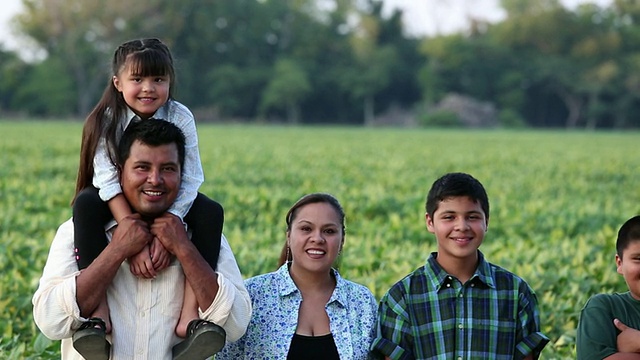 骄傲的家庭站在庄稼地里的MS DS肖像/伊斯特维尔，弗吉尼亚，美国视频素材