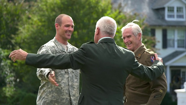 穿着制服的父亲和祖父在欢迎退伍的儿子/里士满，弗吉尼亚州，美国视频下载